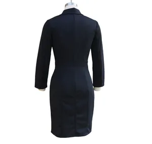 Vista posteriore di elegante abito longuette nero aderente a maniche lunghe da donna