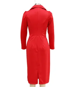 Detaillierte Rückansicht eines eleganten roten Langarm-Midikleids mit hoher Taille