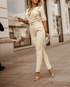Eleganter beige Slim-Fit-Jumpsuit mit Reverskragen und Gürtel für berufstätige Damen