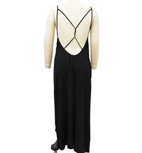 Detalle de la espalda de un vestido largo negro con tirantes cruzados