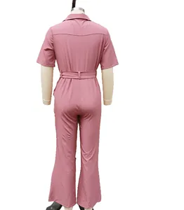 Rückansicht eines rosafarbenen Damen-Jumpsuits mit kurzen Ärmeln und Reverskragen.