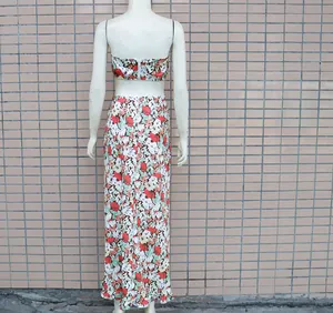 Vista posteriore dettagliata di un set a due pezzi a fiori con crop top e gonna lunga su manichino.