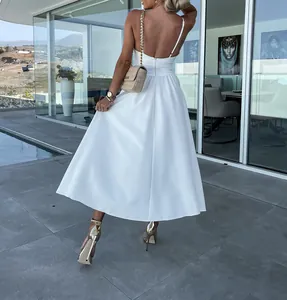 Elegantes weißes rückenfreies Midikleid mit Spaghettiträgern und weitem A-Linien-Rock