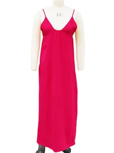 Detalle del vestido de verano rosa con tirantes finos y escote en V para playa