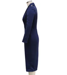 Detailliertes Seitenprofil eines eleganten, marineblauen, langärmeligen Midi-Kleides