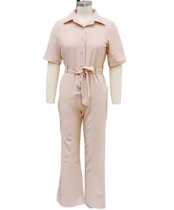 Eleganter zartrosa Kurzarm-Jumpsuit mit Hemdkragen und Bindegürtel-Detail