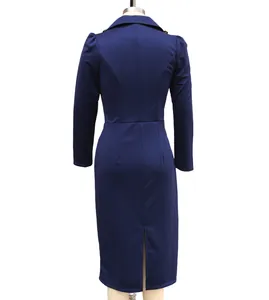 Rückansicht eines marineblauen langärmeligen Midikleids mit hoher Taille und Schlitz