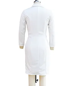 Vista posteriore dell'elegante abito bianco attillato a maniche lunghe con dettagli