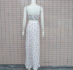 Vista posteriore di un set floreale a due pezzi con crop top e gonna lunga su manichino