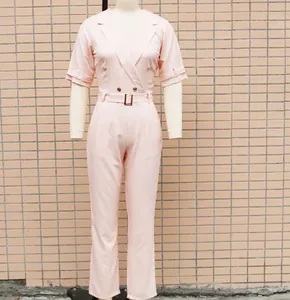 Rosa kurzärmeliger Jumpsuit mit Reverskragen und Gürtel an einer Schneiderpuppe gezeigt