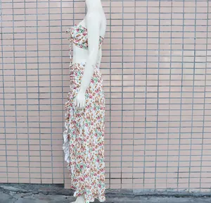 Vista laterale di un set a due pezzi floreale con crop top e gonna lunga a balze.