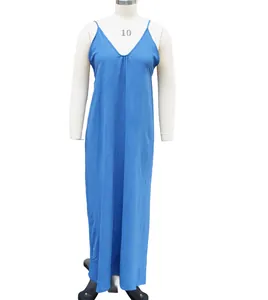 Detalle de un vestido largo azul con cuello en V y tirantes finos para vacaciones de verano.