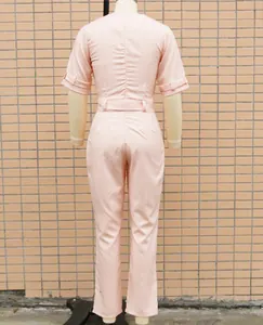 Rückansicht eines modischen, schmal geschnittenen hellrosa kurzärmeligen Jumpsuits für Damen