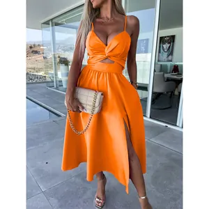 Elegantes orangefarbenes Maxikleid mit verdrehter Vorderseite und hohem Beinschlitz