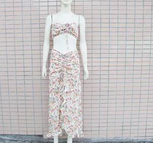 Dettaglio del set floreale a due pezzi da donna con top a fascia e gonna a balze
