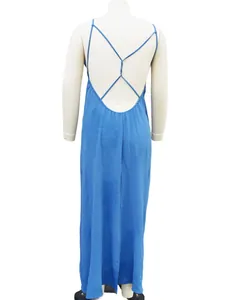 Vista trasera de un vestido midi azul holgado con elegantes tirantes cruzados en la espalda