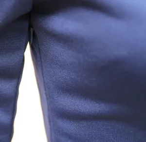 Detailaufnahme des hochwertigen verdeckten Reißverschlusses an diesem marineblauen Midikleid