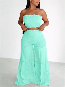 Elegante conjunto de dos piezas verde menta con top tubo fruncido y pantalones de pierna ancha