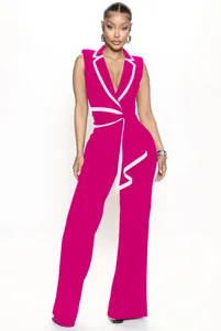 Detailansicht eines fuchsiafarbenen ärmellosen Overalls mit weitem Bein und weißer Paspel.