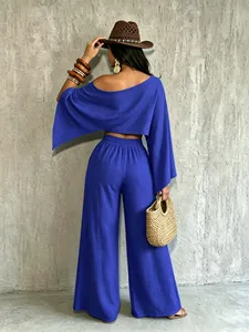 Vista posterior detallada de conjunto boho azul real con top de hombros caídos y pantalones