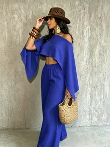 Conjunto playero azul con top asimétrico sin hombros y pantalones de pernera ancha
