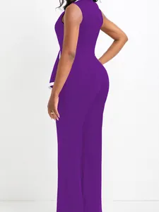 Eleganter lila ärmelloser Overall mit weitem Bein für Damen mit vorteilhafter Passform.