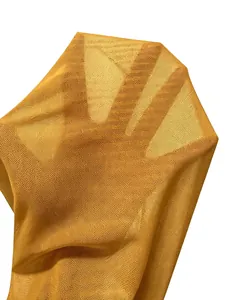Detailansicht der transparenten senfgelben Mesh-Stoffstruktur für dieses sexy Mini-Kleid
