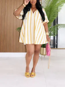 Vestido corto de verano tipo evasé con rayas amarillas, cuello en V y manga abullonada