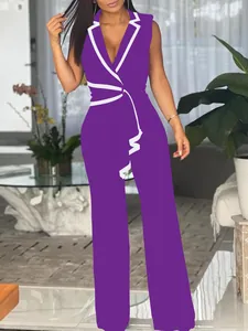 Detailansicht des lila ärmellosen Jumpsuits mit eleganten weißen Paspeldetails