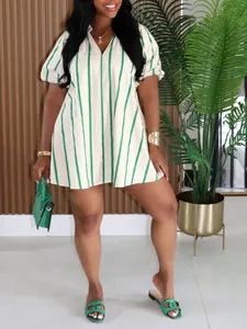 Vestido corto de verano a rayas verdes y blancas con cuello en V, mangas abullonadas y línea A