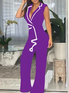 Detailansicht eines lila ärmellosen Jumpsuits mit V-Ausschnitt und weißen Paspeln.