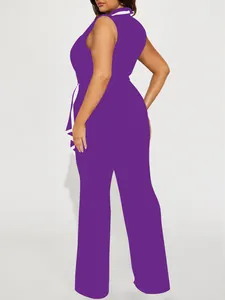 Rückansicht eines lila ärmellosen Overalls mit weitem Bein und weißem Kragendetail.