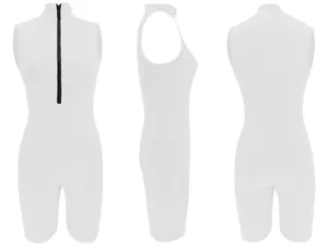 Vorder- Seiten- und Rückansicht eines weißen ärmellosen Rippstrick-Jumpsuits mit Reißverschluss