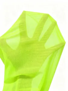 Nahaufnahme neongrüner, transparenter Netzstoff zeigt Textur und hohe Atmungsaktivität der Ware.
