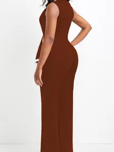 Seitenansicht eines eleganten ärmellosen braunen Overalls mit weitem Bein.
