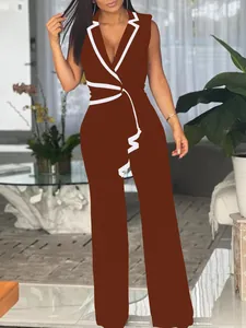 Detailansicht eines braunen ärmellosen V-Ausschnitt Jumpsuits mit weißem Kontrast