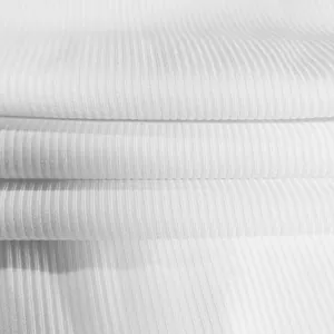 Detailaufnahme der weichen Textur von weißem Rippstoff mit feinen vertikalen Linien