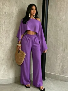 Conjunto de vacaciones morado de dos piezas con top asimétrico y pantalones de pierna ancha