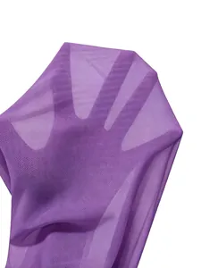Detailaufnahme aus violettem, transparentem Mesh-Gewebe mit feiner Wabenstruktur.