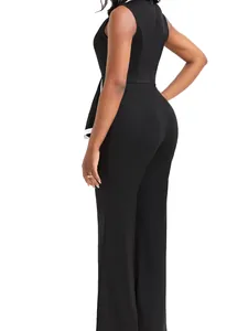 Seitenansicht eines eleganten schwarzen ärmellosen Jumpsuits mit weitem Bein für Damen