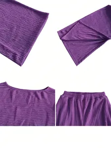 Detalle macro del tejido texturizado púrpura en el top y pantalón de cintura elástica