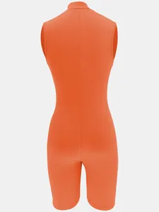 Rückansicht eines orangefarbenen, ärmellosen Rippstrick-Bodysuits mit Reißverschluss