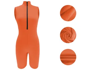 Detailansicht eines orangefarbenen, gerippten Jumpers mit Reißverschluss und Textur.