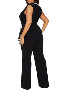 Detailansicht der Rückseite eines eleganten schwarzen ärmellosen Overalls mit weitem Bein