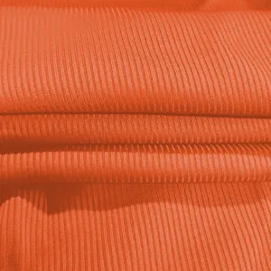Makro-Detailaufnahme der orangefarbenen gerippten Stofftextur für Jumpsuit-Material