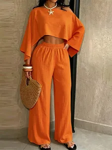 Vista completa de un conjunto de vacaciones naranja de dos piezas con top texturizado