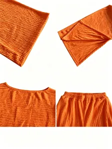 Detalle de la textura de tela plisada naranja en el top asimétrico y pantalón elástico