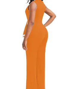 Seitenansicht eines eleganten orangefarbenen ärmellosen Jumpsuits mit weitem Bein für Damen