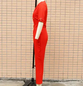 Seitenansicht eines roten, figurbetonten Damen-Overalls mit elegantem Reverskragen