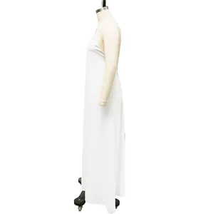 Vista de perfil de un vestido playero maxi blanco sin mangas y holgado para verano